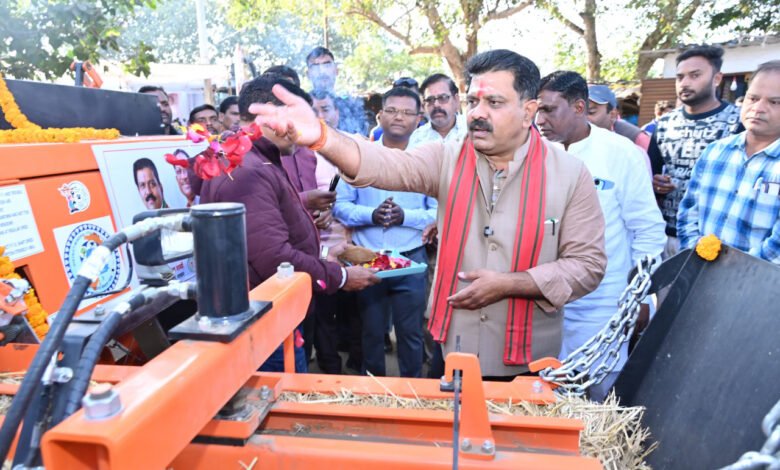 Modern square baler machines launched in Kabirdham, stubble management will benefit farmers and the environment