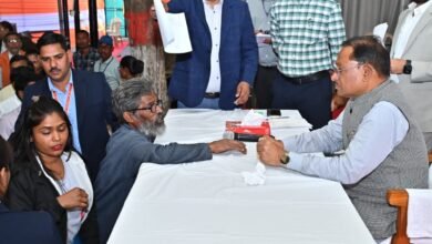 Photo of जनदर्शन में मुख्यमंत्री की संवेदनशील पहल, 60 वर्षीय श्रमिक को मिला राशन कार्ड का भरोसा