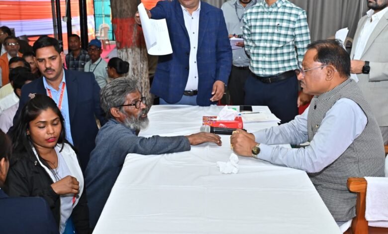 Chief Minister's sensitive initiative during public hearing, 60-year-old labourer gets assurance of ration card