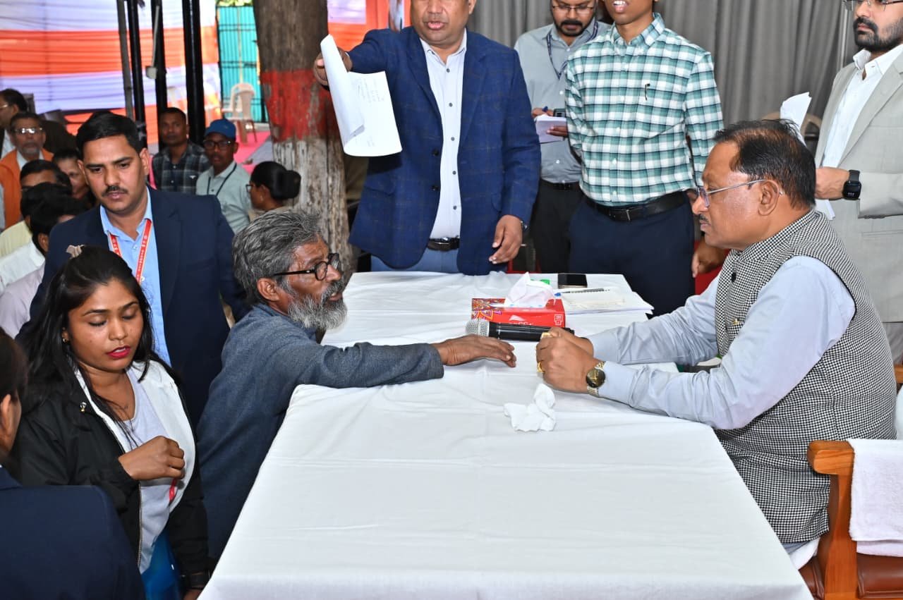 Chief Minister's sensitive initiative during public hearing, 60-year-old labourer gets assurance of ration card