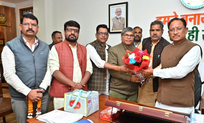 Meeting with the Chief Minister regarding the unveiling of the statue of brave martyr Deepak Bhardwaj