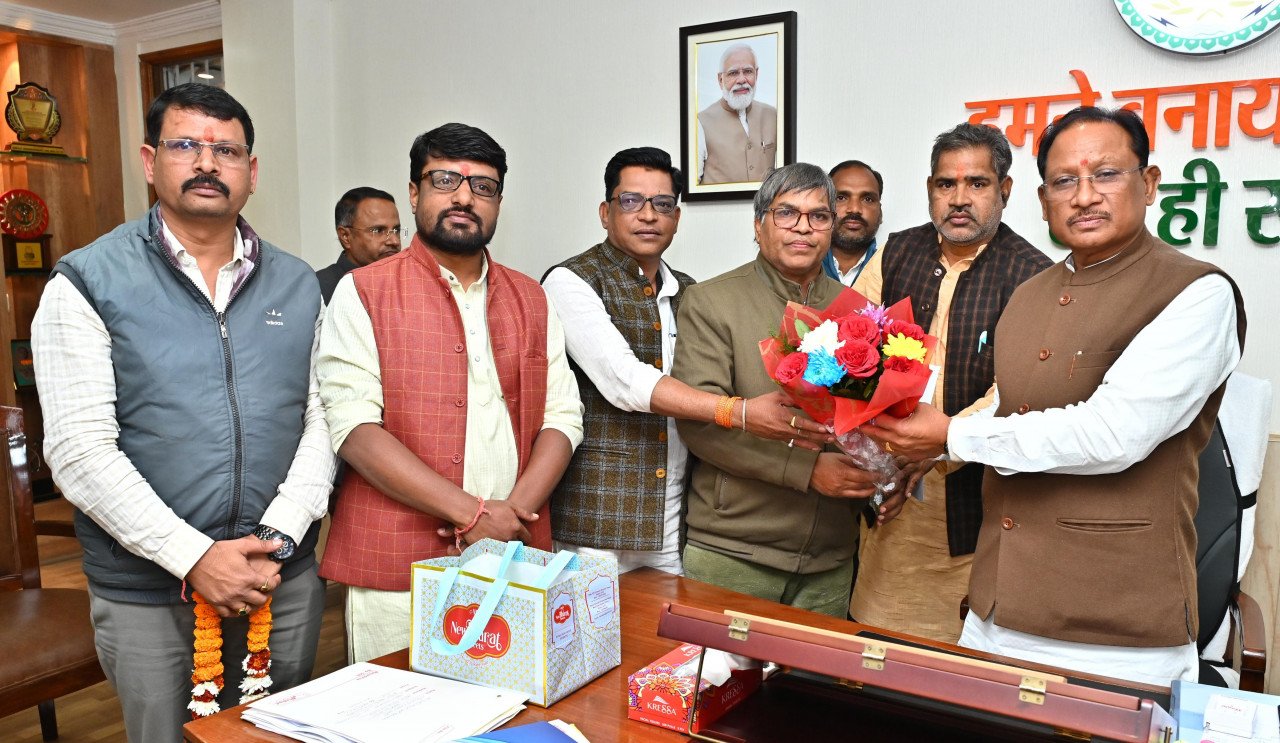 Meeting with the Chief Minister regarding the unveiling of the statue of brave martyr Deepak Bhardwaj
