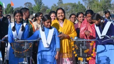 Photo of सरस्वती साइकिल योजना से बेटियों को नई रफ्तार, सूरजपुर में 146 छात्राओं को मिली साइकिल