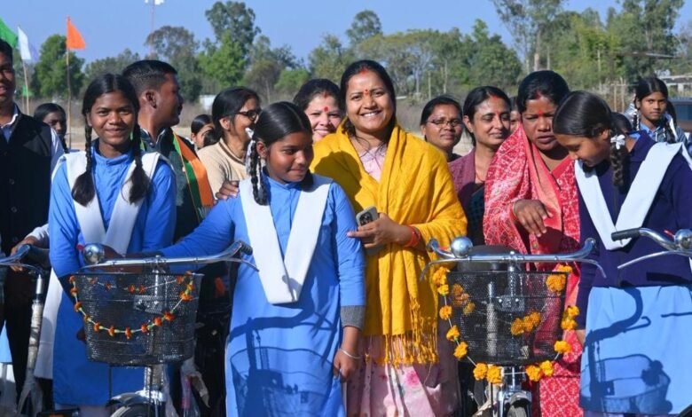Saraswati Cycle Scheme gives new impetus to girls, 146 girl students in Surajpur get bicycles