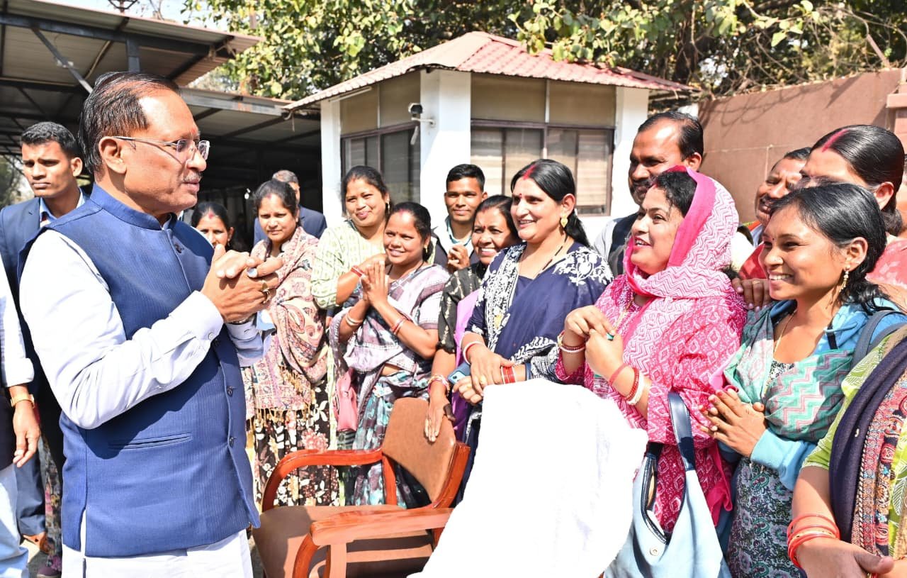 Bastar Panchayat representatives leave for study tour, Chief Minister flags off
