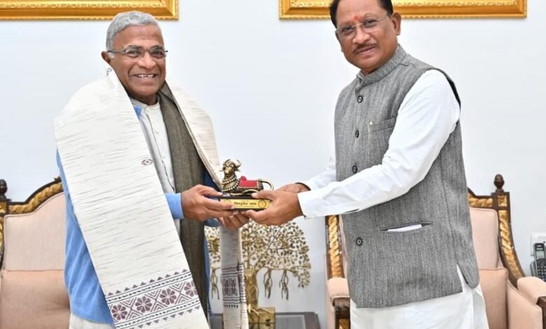 मुख्यमंत्री विष्णु देव साय से राज्यसभा उप सभापति हरिवंश की सौजन्य भेंट 1 Courtesy call on Chief Minister Vishnu Dev Sai by Rajya Sabha Deputy Chairman Harivansh