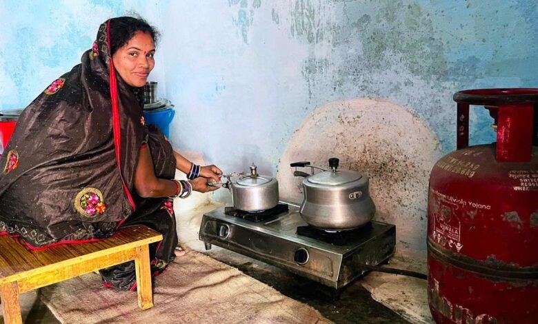 उज्ज्वला योजना से बदली धनाइया पटेल की रसोई, धुएँ से मिली राहत 1 Ujjwala Yojana transforms Dhanaiya Patel's kitchen, brings relief from smoke