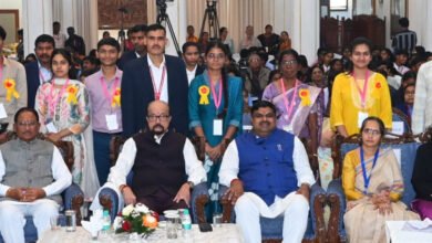 मेधावी प्रतिभाओं का सम्मान: राज्यपाल और मुख्यमंत्री ने छात्रों को दिए सफलता के मंत्र 5 Photo of मेधावी प्रतिभाओं का सम्मान: राज्यपाल और मुख्यमंत्री ने छात्रों को दिए सफलता के मंत्र