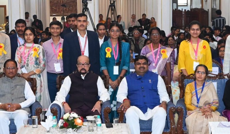 मेधावी प्रतिभाओं का सम्मान: राज्यपाल और मुख्यमंत्री ने छात्रों को दिए सफलता के मंत्र 1 Honouring meritorious talents: Governor and Chief Minister gave success mantras to students