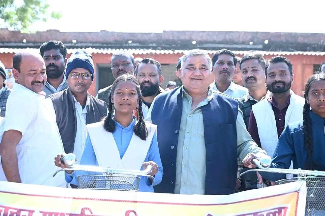 The daughters of Surguja have found new momentum, the Saraswati Cycle Scheme has made the path to education easier.