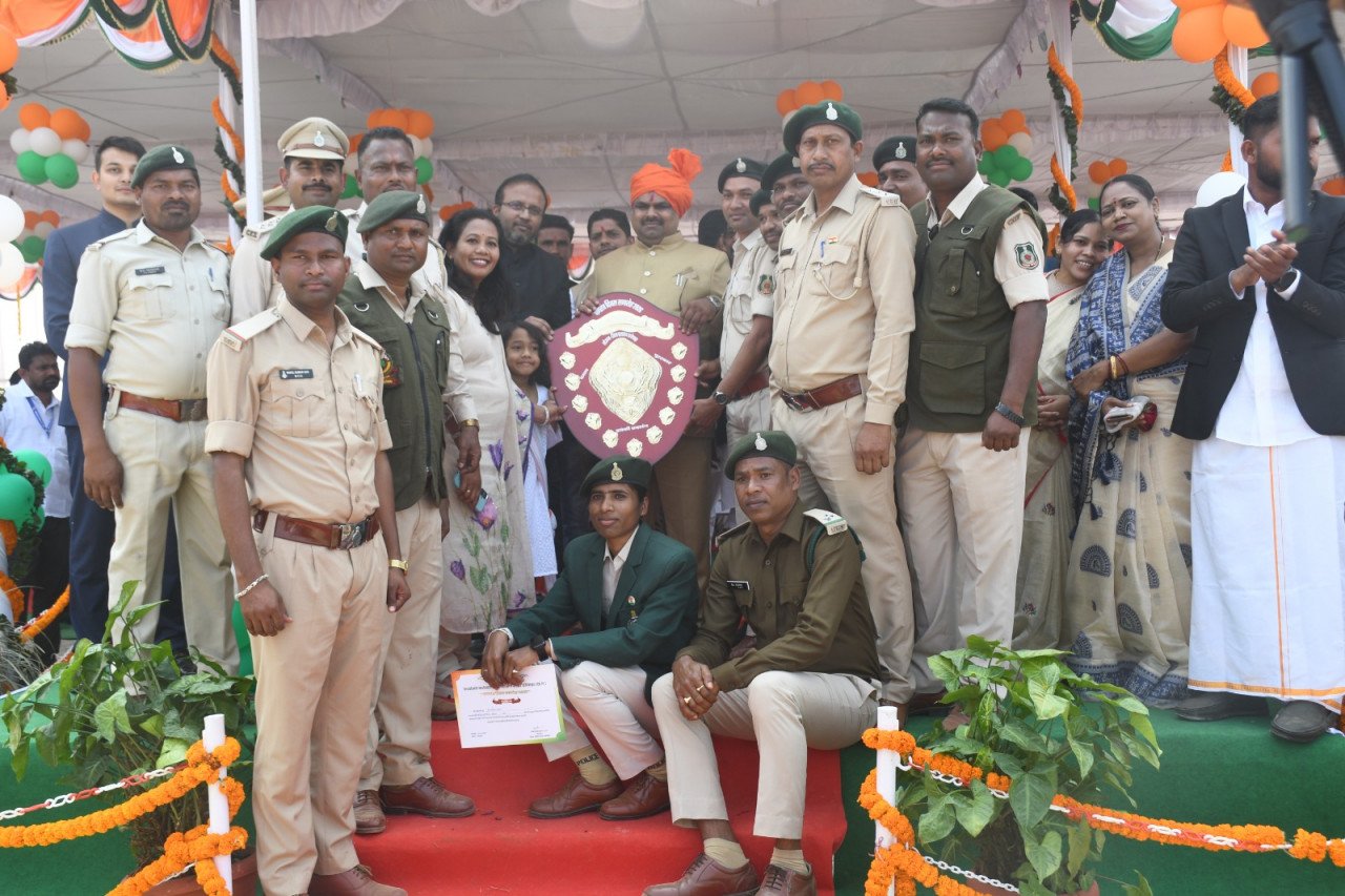 Republic Day celebrated with great enthusiasm in Dantewada, impressive parade and march past added to the pride.
