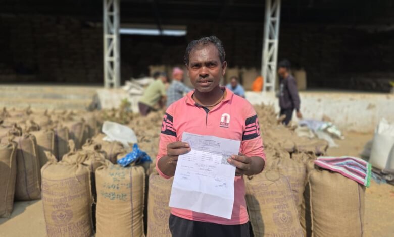 डिजिटल टोकन से आसान हुई धान बिक्री, सरगुजा के किसानों में बढ़ा भरोसा 1 Digital tokens make paddy sales easier, boosting confidence among Surguja farmers