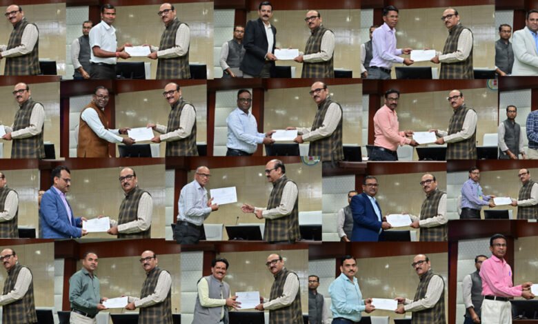 Officers and employees doing excellent work in e-office honored, biometric attendance mandatory