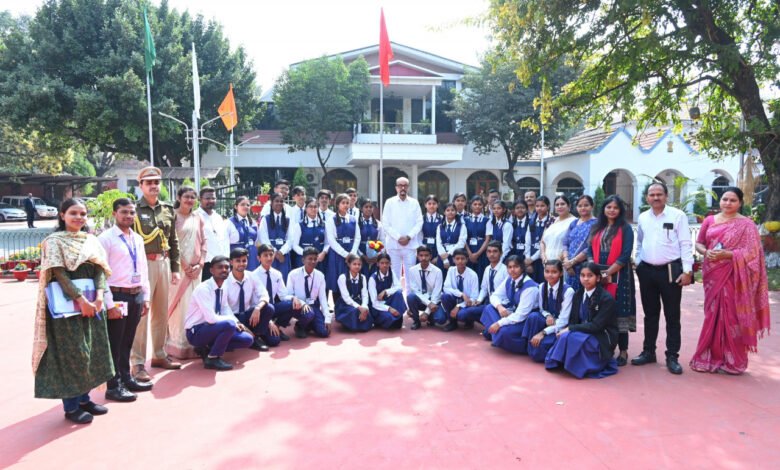 लोकभवन भ्रमण से जुड़ रहे विद्यार्थी, राज्यपाल ने दिया शिक्षा और पर्यावरण का संदेश 1 Students join Lok Bhavan tour, Governor gives message on education and environment