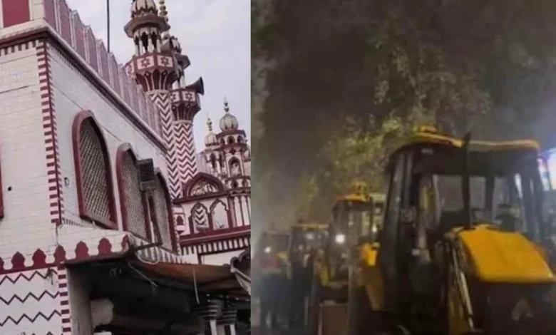 Bulldozer alert at Turkman Gate at midnight, fierce clash over construction adjacent to Faiz-e-Ilahi Mosque