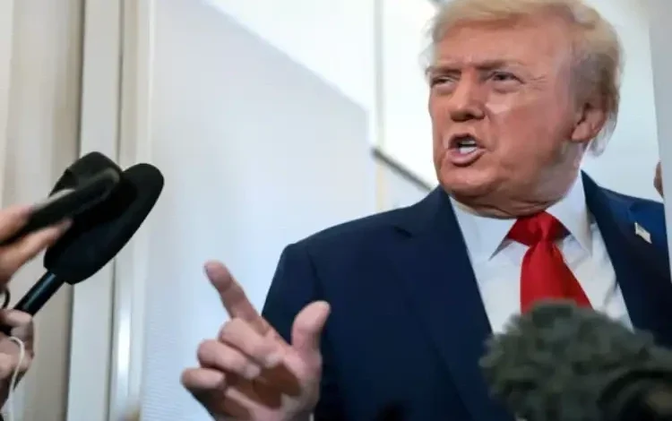 खाड़ी की ओर बढ़ा अमेरिकी ‘विशाल बेड़ा’, ईरान को ट्रंप की कड़ी चेतावनी—परमाणु कदम पड़ा तो होगा भारी जवाब 1 A massive US fleet heads towards the Gulf, Trump issues a stern warning to Iran: a nuclear attack will lead to a severe response.