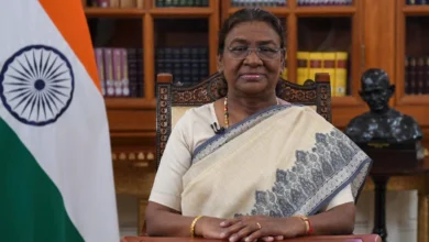 Photo of स्टेज पर सम्मान, पल भर में विवाद: राष्ट्रपति के चरणस्पर्श ने मचाई हलचल