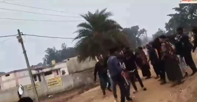 छेरछेरा पर्व पर गुंडागर्दी: पिकनिक मनाते युवक‑युवतियों से मारपीट, वीडियो वायरल 1 Violence during the Cherchera festival: Young men and women enjoying a picnic were assaulted, video goes viral.