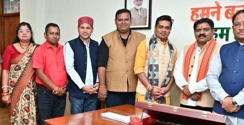 Newly elected office bearers of Raipur Press Club meet Chief Minister Vishnu Dev Sai, emphasis on the role of media in democracy