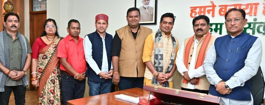 Newly elected office bearers of Raipur Press Club meet Chief Minister Vishnu Dev Sai, emphasis on the role of media in democracy