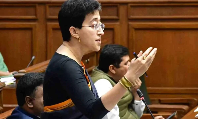 दिल्ली विधानसभा में सियासी तूफान, आतिशी पर अमर्यादित टिप्पणी का आरोप, कार्रवाई की मांग तेज 1 Political storm erupts in Delhi Assembly; Atishi accused of making indecent remarks; demand for action intensifies