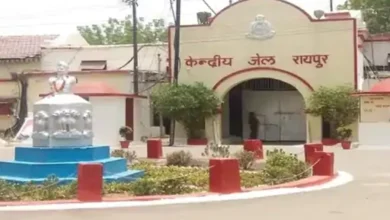 Photo of रायपुर सेंट्रल जेल में कैदी से मुलाकात का वीडियो वायरल, सुरक्षा व्यवस्था पर उठे सवाल