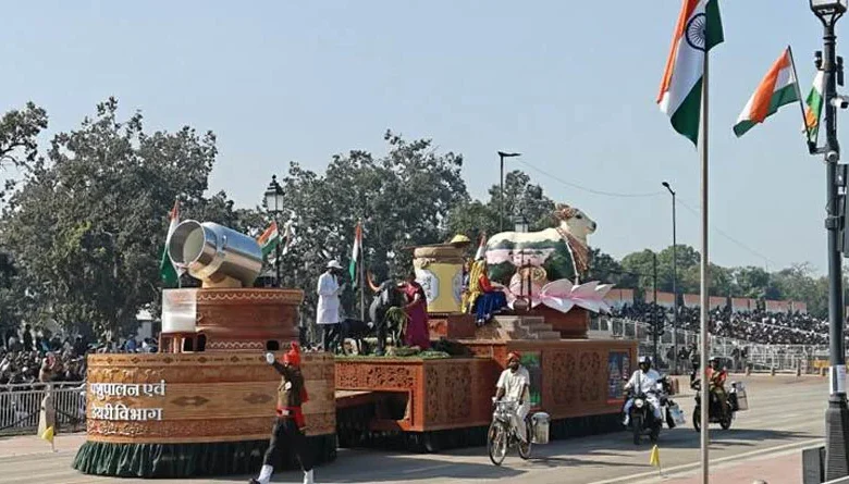 गणतंत्र दिवस पर पशुपालन की झांकी बनी आकर्षण, एकीकृत मॉडल से किसानों को मिला आत्मनिर्भरता का संदेश 1 Livestock tableau becomes attraction on Republic Day, integrated model gives farmers message of self-reliance