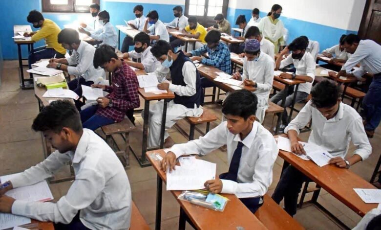 बोर्ड परीक्षाओं का दबाव — छात्रों में तनाव, जवाबदेही पर सवाल उठे 1 The pressure of board exams—students stressed, questions raised about accountability