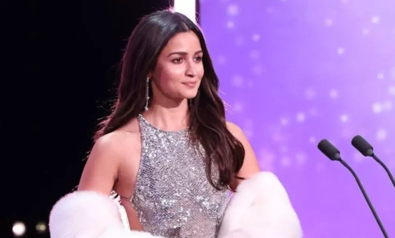 विदेशी मंच पर भारतीय अंदाज आलिया की तस्वीरों पर छिड़ी बहस 1 Alia Bhatt's Indian look on a foreign platform sparked a debate.