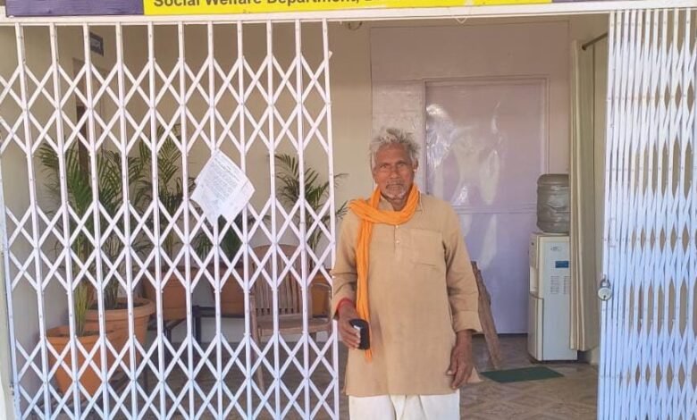 Hearing aids change life: Makhan Nirmalkar of Kawardha gets new support from the Social Welfare Department