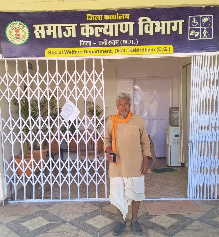 Hearing aids change life: Makhan Nirmalkar of Kawardha gets new support from the Social Welfare Department