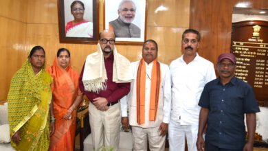 Photo of राष्ट्रपति पुरस्कार से सम्मानित ढोकरा शिल्पकारों की राज्यपाल से मुलाकात, भेंट की पारंपरिक बेलमेटल मूर्ति