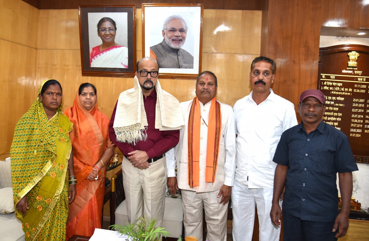 President's Award-winning Dhokra artisans met the Governor and presented him with a traditional bell metal statue.