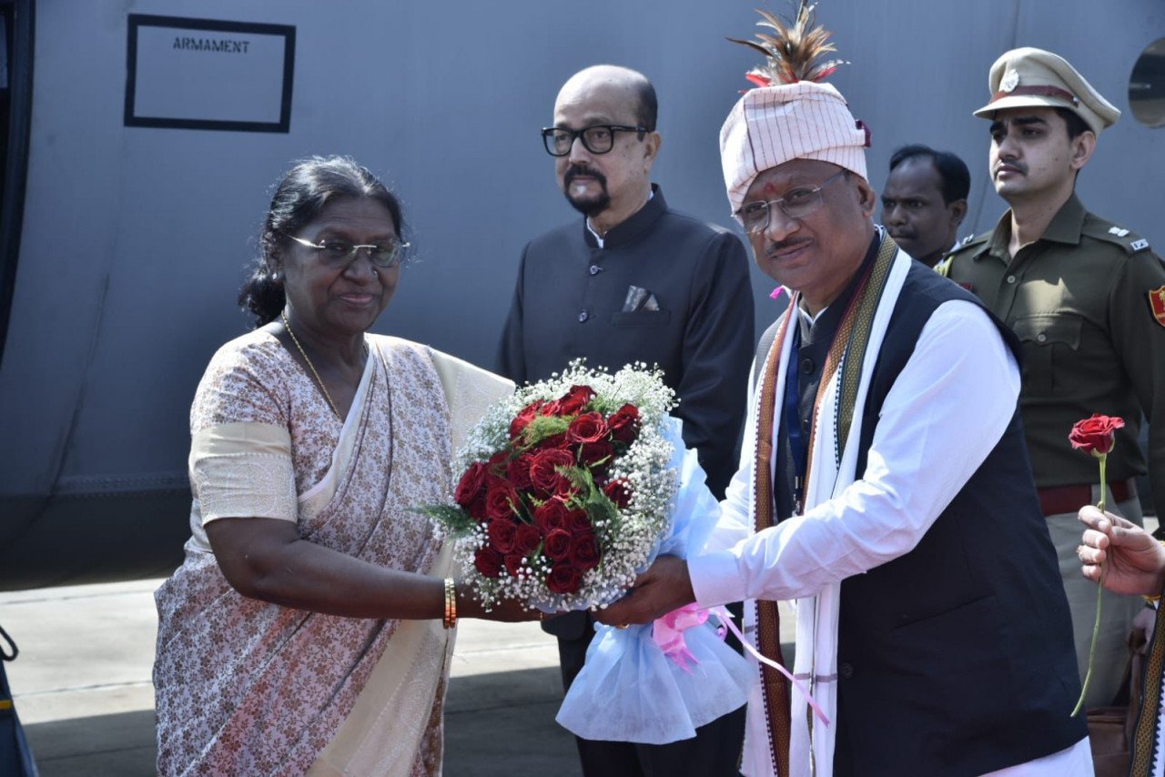 President Draupadi Murmu arrives for the inauguration of Bastar Pandum, receives a grand welcome in Jagdalpur