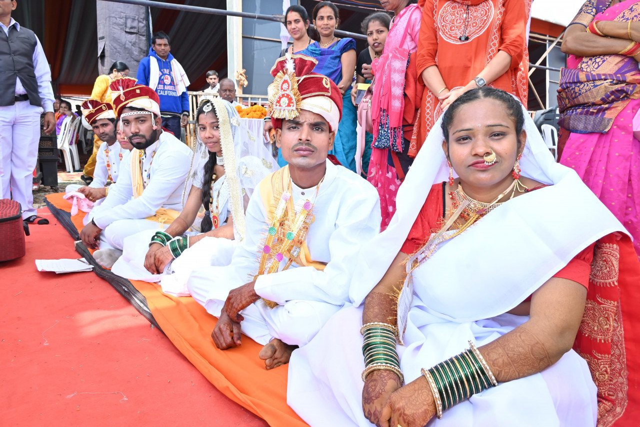 A glimpse of Buddhist tradition in the mass marriage of girls, six newlyweds took an oath to stay together.