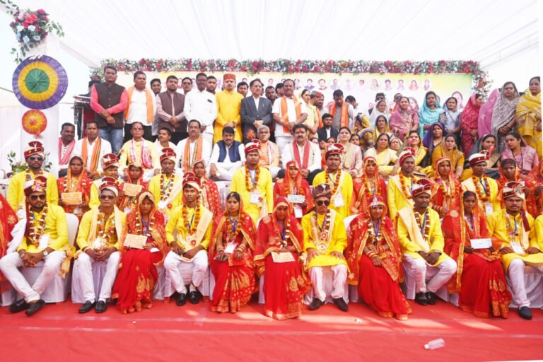 Chief Minister Kanya Vivah Yojana: 272 couples were united in Kabirdham, social celebration was seen in the mass marriage.