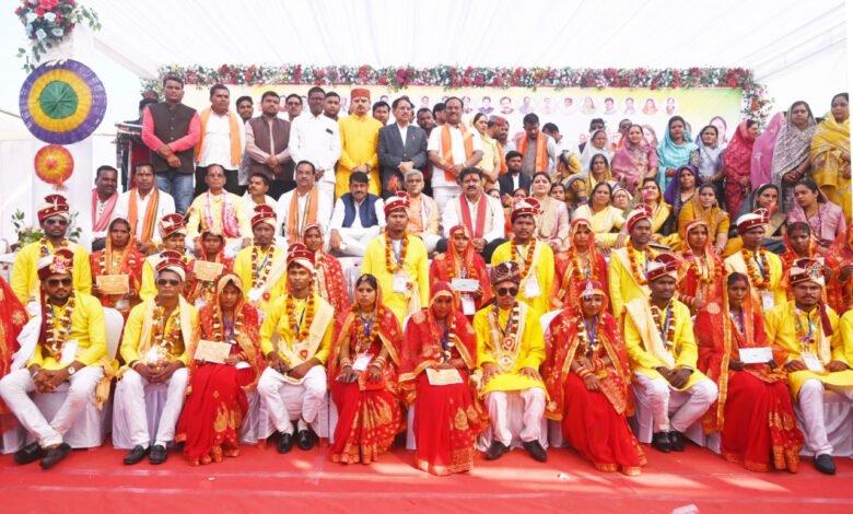 Chief Minister Kanya Vivah Yojana: 272 couples were united in Kabirdham, social celebration was seen in the mass marriage.