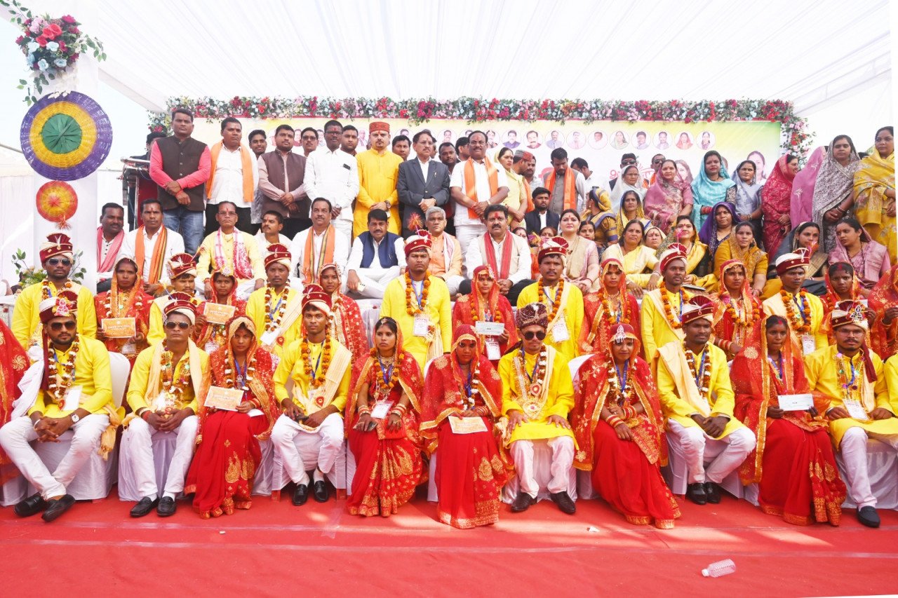 Chief Minister Kanya Vivah Yojana: 272 couples were united in Kabirdham, social celebration was seen in the mass marriage.