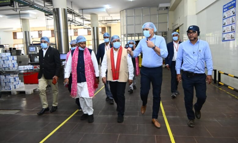 Vijay Sharma and Kedar Kashyap learn the tricks of self-reliance from the Banas Dairy model, preparing to implement it in Chhattisgarh.