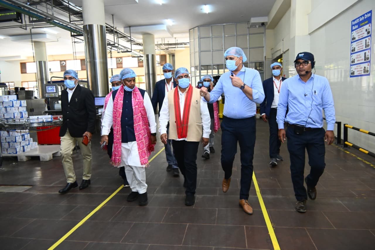 Vijay Sharma and Kedar Kashyap learn the tricks of self-reliance from the Banas Dairy model, preparing to implement it in Chhattisgarh.