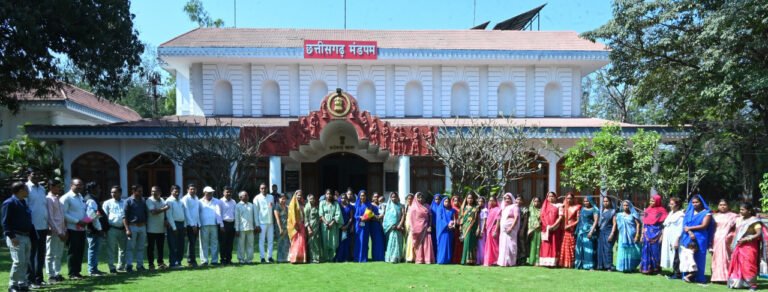 People are connecting with Lok Bhavan, villagers of Bemetara visited the historic complex.