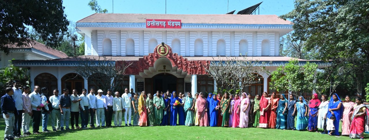 People are connecting with Lok Bhavan, villagers of Bemetara visited the historic complex.