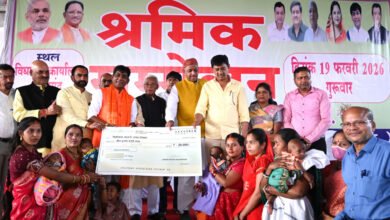 Photo of महासमुंद में श्रमिकों का महा-सम्मेलन: 3106 मजदूरों के खातों में 1.51 करोड़ की सीधी मदद, दीदी को मिली ई-रिक्शा से नई उड़ान