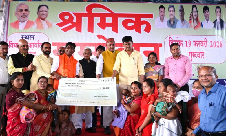 Mahasamund workers' convention: 1.51 crore rupees directly transferred to the accounts of 3,106 workers; Didi gets a new lease on life with an e-rickshaw.