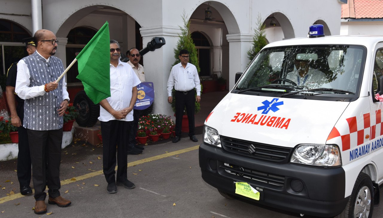 The Governor donated an ambulance through voluntary donation, providing major relief to the health institute of Raipur.
