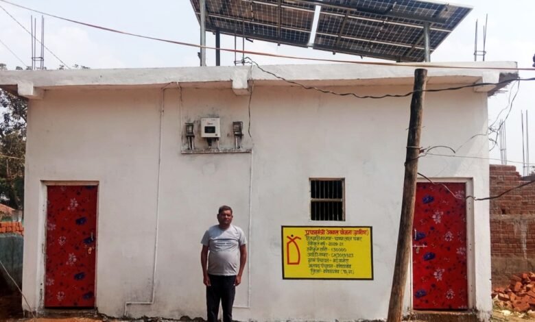 कच्चे घर से सोलर रोशन पक्के मकान तक पहुंचा पवार परिवार 1 The Pawar family moved from a mud house to a solar-lit pucca house.