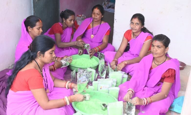 Women of Gariaband changed the image of Holi, a new example of self-reliance with herbal gulal
