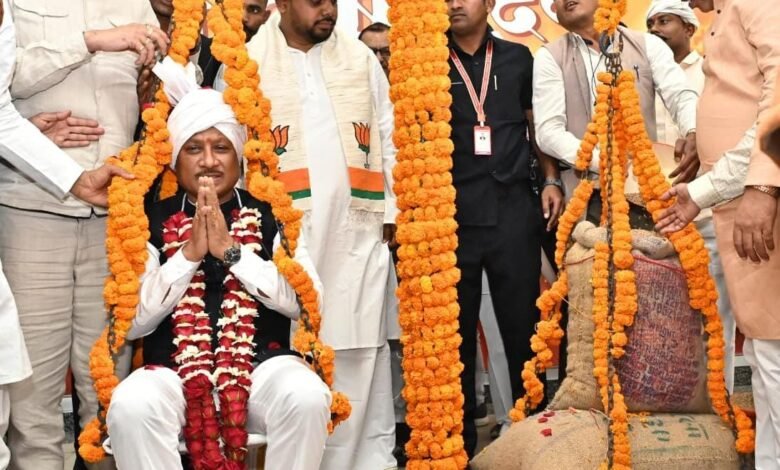 धान से तौलकर हुआ सम्मान, होली से पहले किसानों के खातों में जाएंगे 10 हजार करोड़ रुपए 1 Honored by weighing paddy, 10 thousand crore rupees will go into the accounts of farmers before Holi.