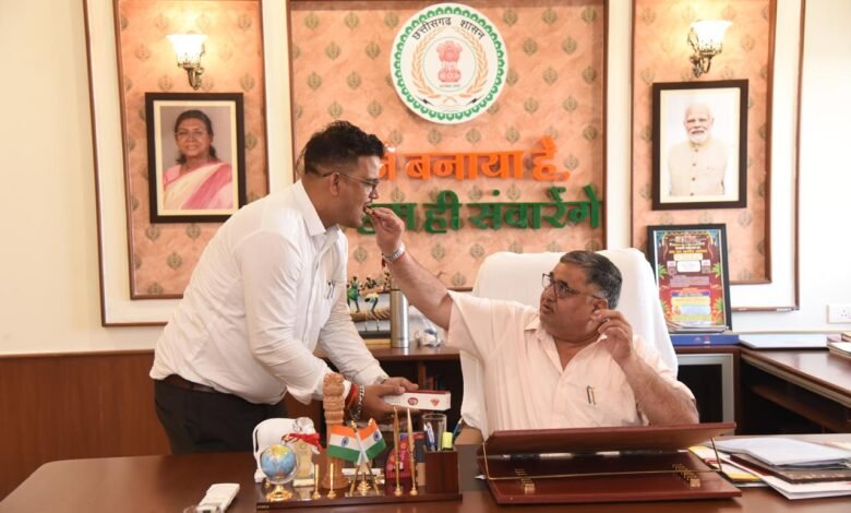 निज सहायक कौस्तुभ पांडेय बने डॉ., सीवी रमन विश्वविद्यालय से हासिल की पीएचडी की उपाधि 1 Personal Assistant Kaustubh Pandey became Dr., obtained PhD degree from CV Raman University