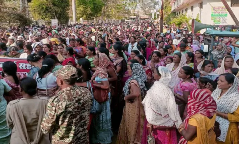 Anganwadi workers surround the Collectorate – a major controversy over honorarium